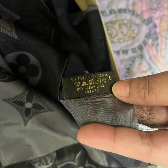 Louis Vuitton monogram shine scarf - Picture 6 of 8